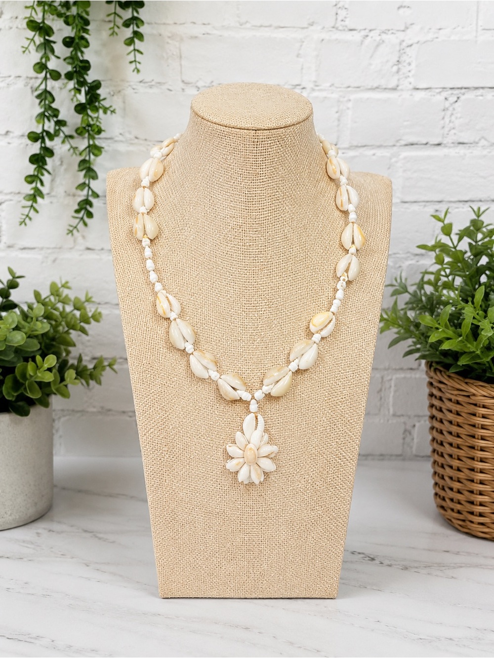 Cream Shell Flower Pendant Necklace - Elegant Beach-Inspired Jewelry
